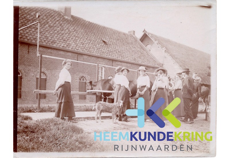 Huishoudschool ... op excursie bij de boerderij van Peters aan de Eltenseweg. Elektrisch melken Coll. J.C.Peters HKR